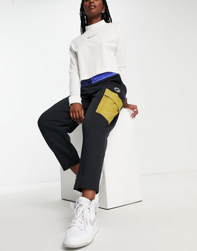 Sports Utility - Pantaloni in pile con tasche cargo neri e beige muschio - Nike - Modalova