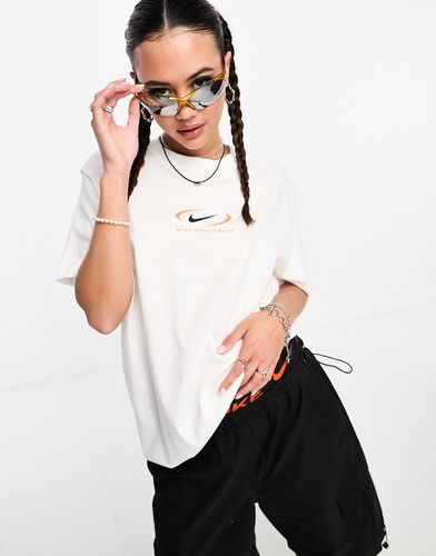 Swoosh - T-shirt boyfriend bianca con logo - Nike - Modalova