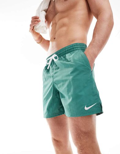 Solid Icon - Pantaloncini da bagno stile volley da 5" color bicoastal - Nike Swimming - Modalova