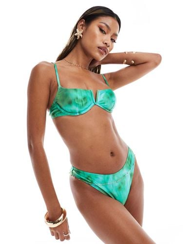 Slip bikini sgambati verdi lucidi con stampa astratta - South Beach - Modalova