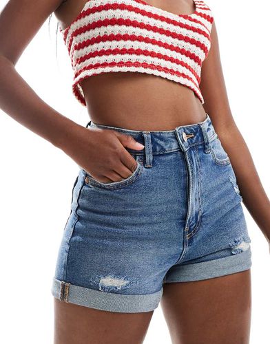 Mom shorts slim in denim lavaggio medio - Stradivarius - Modalova