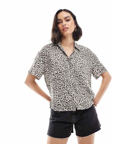 Camicia squadrata a maniche corte effetto lino leopardato - Stradivarius - Modalova