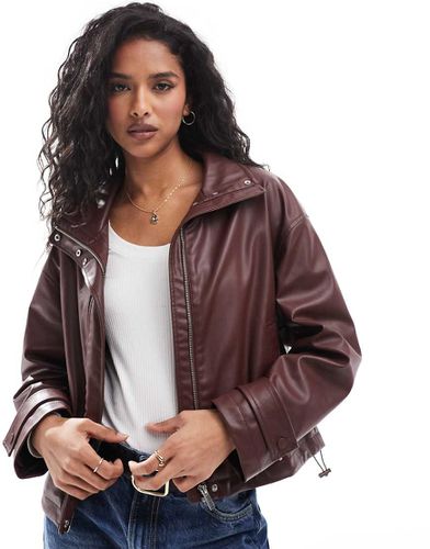 Giacca bomber in similpelle PU bordeaux - Stradivarius - Modalova