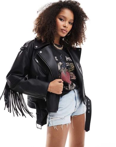 Giacca stile biker in pelle sintetica nera con nappe - Stradivarius - Modalova