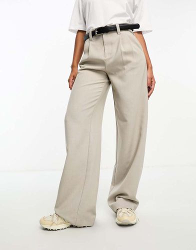 Pantaloni sartoriali grigi con cintura - Stradivarius - Modalova