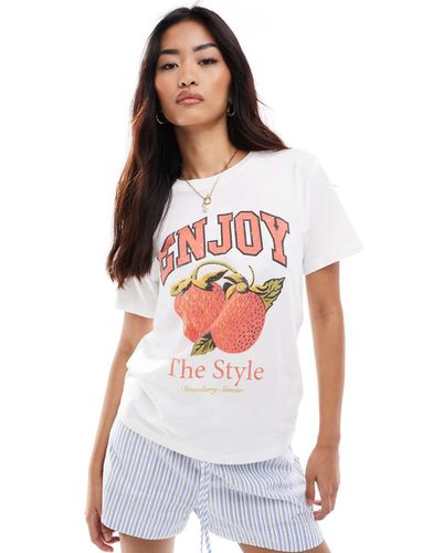 T-shirt bianca con stampa di fragola "Enjoy" - Stradivarius - Modalova