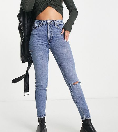 Tall - Mom jeans slim elasticizzati con strappi, colore medio - Stradivarius - Modalova