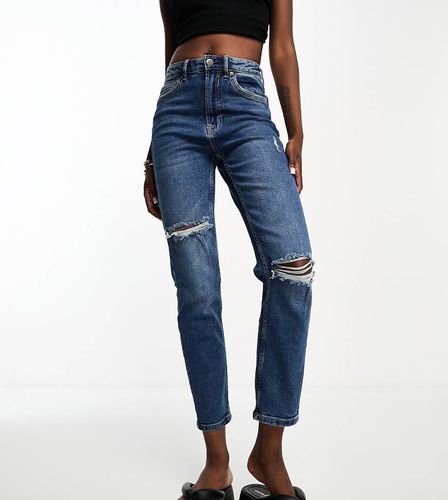 Tall - Mom jeans slim elasticizzati con strappi, colore medio - Stradivarius - Modalova