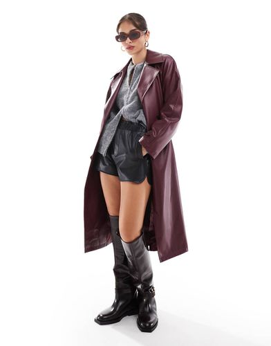 Trench in pelle sintetica bordeaux - Stradivarius - Modalova