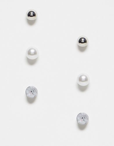 Confezione da 3 paia di orecchini a bottone argentati e bianchi con strass e perle - Pieces - Modalova