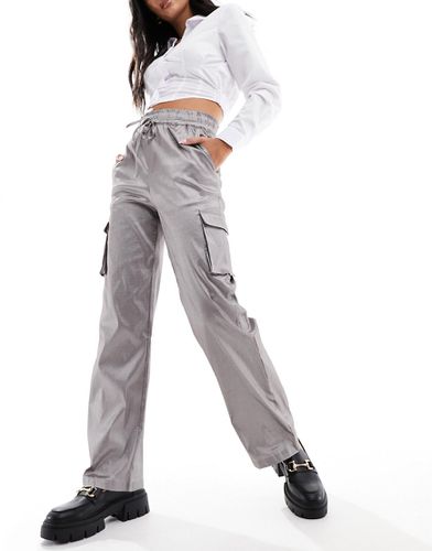 Pantaloni cargo con fondo ampio in raso metallizzato - Pieces - Modalova