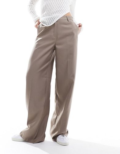 Pantaloni sartoriali color cammello con pieghe sul davanti - Pieces - Modalova