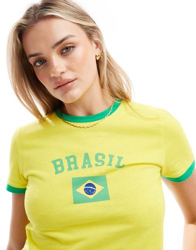 T-shirt corta gialla con stampa a tema calcio "Brasil" - Pieces - Modalova