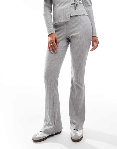 Wellness - Pantaloni a zampa in jersey chiaro mix & match con bordi smerlati - Pieces - Modalova