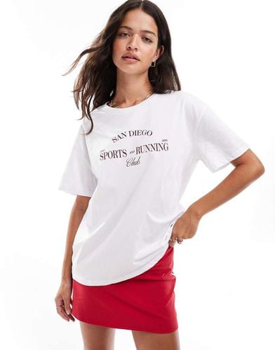 Wellness - T-shirt oversize bianca con stampa "Sports & Running Club" - Pieces - Modalova