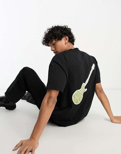 Zozo Guitar - T-shirt comoda nera con stampa sul retro - Pretty Green - Modalova