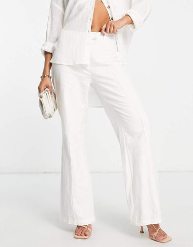 Pantaloni sartoriali con fondo ampio crema in coordinato - Pretty Lavish - Modalova