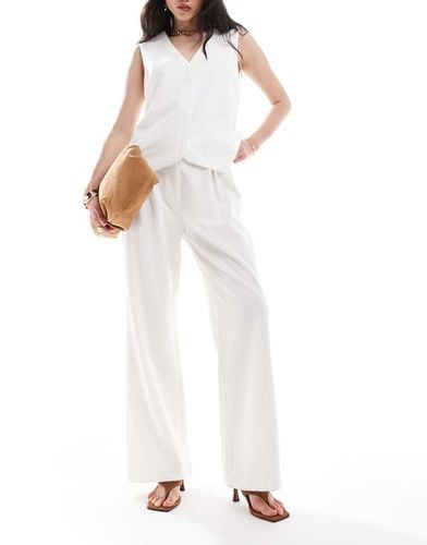 Pantaloni sartoriali color crema in coordinato - Pretty Lavish - Modalova