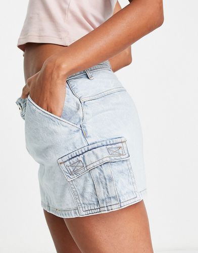 Minigonna super corta di jeans lavaggio candeggiato con tasche cargo - Pull & Bear - Modalova