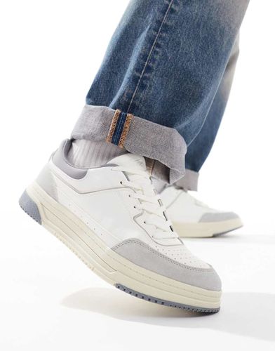 Sneakers bianche con suola spessa e pannelli a contrasto - Pull & Bear - Modalova