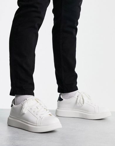Sneakers bianche con suola spessa ed etichetta nera - Pull & Bear - Modalova
