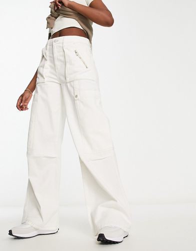 Pantaloni cargo bianchi di jeans a fondo ampio - Pull & Bear - Modalova