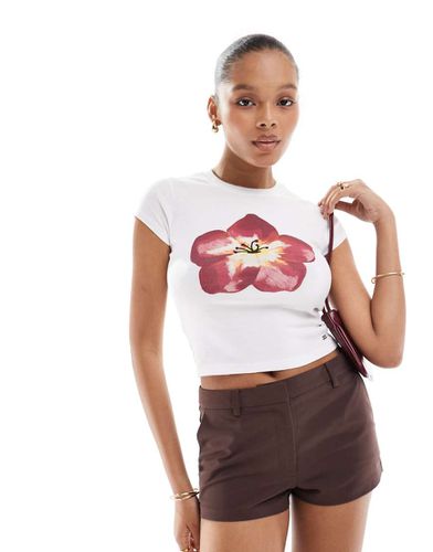 T-shirt corta bianca con stampa di ibisco - Pull & Bear - Modalova