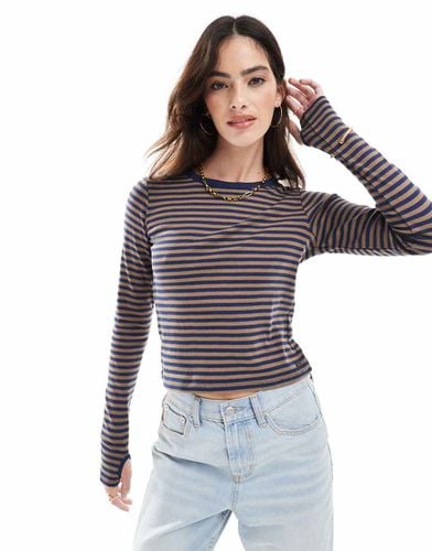 Top a maniche lunghe color blu navy e marrone a righe - Pull & Bear - Modalova