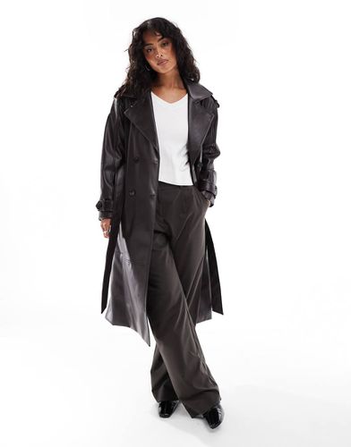 Trench in pelle sintetica scuro con cintura - Pull & Bear - Modalova