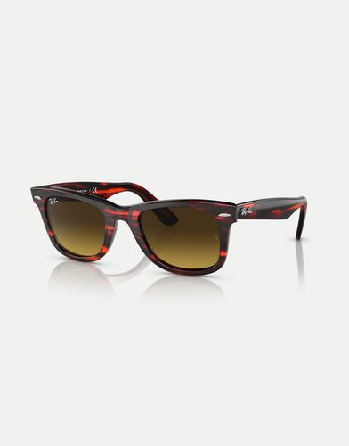 Original Wayfarer - Occhiali da sole squadrati in acetato a righe con lenti marroni - Ray-Ban - Modalova