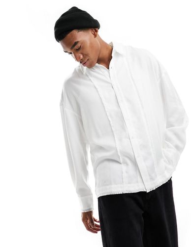 Camicia a maniche lunghe invecchiata bianca con dettagli sfrangiati - Reclaimed Vintage - Modalova