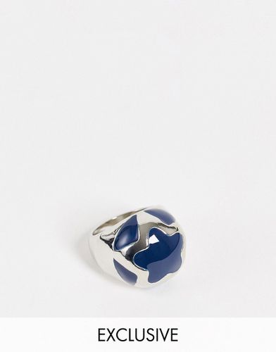 Inspired - Anello unisex spesso bombato con fiore al centro color blu e argento - Reclaimed Vintage - Modalova