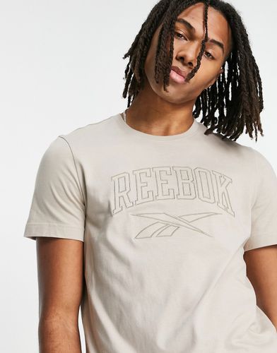 T-shirt vintage color sabbia con logo delineato - In esclusiva per ASOS - Reebok - Modalova