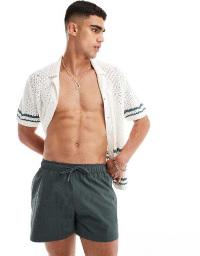 Boxer da bagno in seersucker kaki - River Island - Modalova