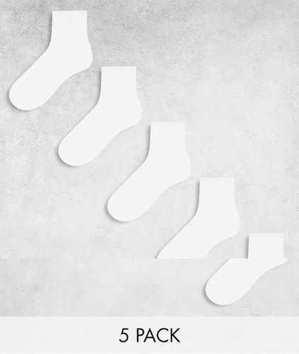 Confezione di 5 paia di calzini bianchi alla caviglia - River Island - Modalova