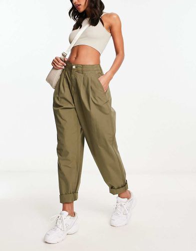 Pantaloni multitasche kaki con pinces - River Island - Modalova