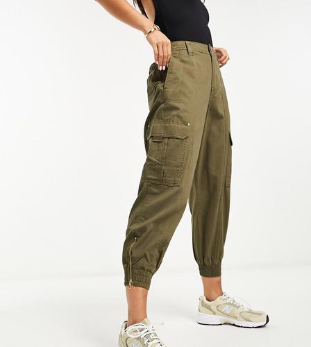 Pantaloni cargo kaki con fondo elasticizzato - River Island Petite - Modalova