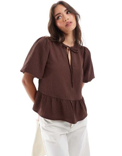 Blusa arricciata con dettaglio allacciato - Wednesday's Girl - Modalova