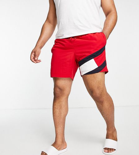 Big & Tall - Pantaloncini da bagno rossi con logo a bandiera - Tommy Hilfiger - Modalova