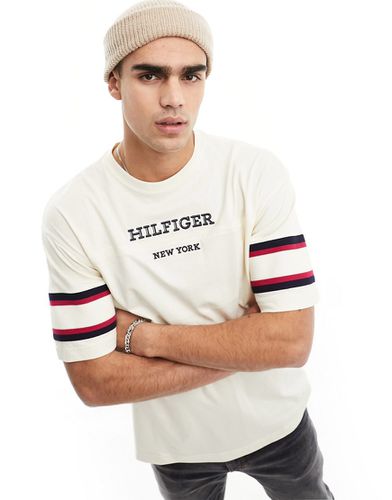 T-shirt color crema con design colorblock sulle maniche e scritta del logo - Tommy Hilfiger - Modalova
