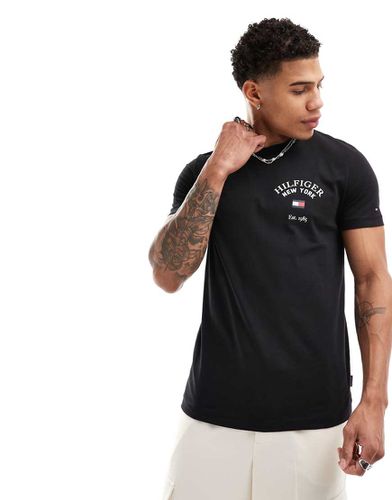 T-shirt nera con logo stile college - Tommy Hilfiger - Modalova