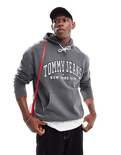 Felpa stile college con cappuccio e logo slavato - Tommy Jeans - Modalova