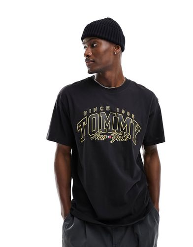 Luxe - T-shirt skate comoda con logo stile college nera - Tommy Jeans - Modalova