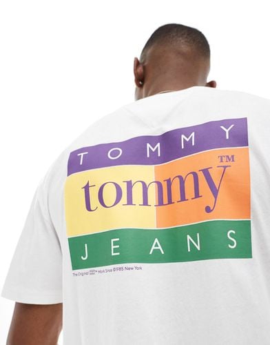 T-shirt unisex bianca regular fit con bandiera in colori estivi - Tommy Jeans - Modalova