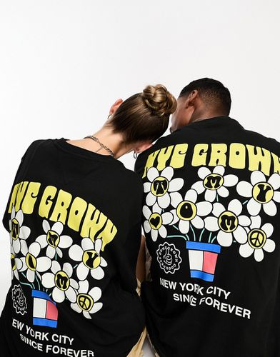 T-shirt unisex nera con grafica con fiori e logo - Tommy Jeans - Modalova