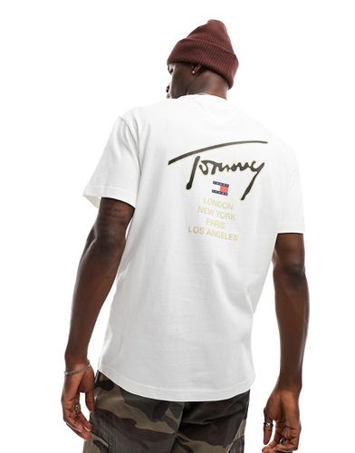 T-shirt bianca con firma classica del logo oro sul retro - Tommy Jeans - Modalova