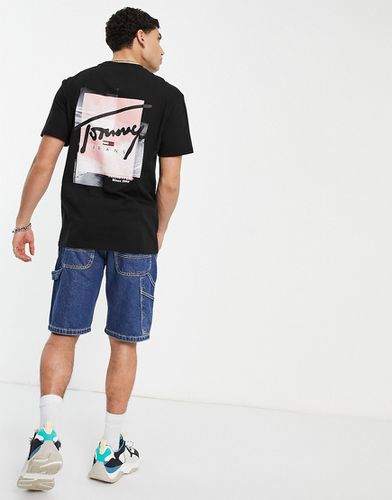 T-shirt comoda nera con scritta e foto sul retro - Tommy Jeans - Modalova