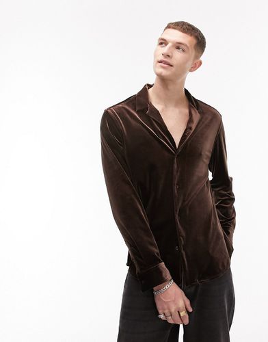 Camicia a maniche lunghe vestibilità classica in velluto marrone con rever - Topman - Modalova