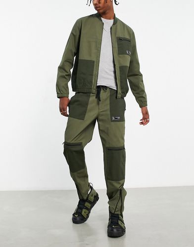 Pantaloni cargo ampi kaki con vita elasticizzata e design cut and sew in coordinato - Topman - Modalova