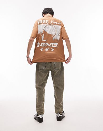 T-shirt oversize marrone con stampa "Free your mind" in rilievo davanti e dietro - Topman - Modalova